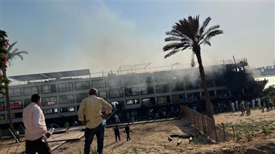 بالصور.. تجدد اشتعال النيران في سفينة نيلية بحلوان