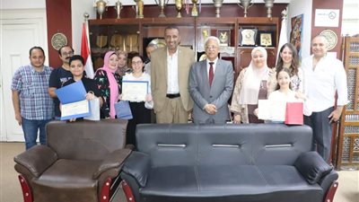 بالصور.. مدير تعليم القاهرة يكرم الفائزين بمسابقة الأولمبياد الدولية في إيطاليا