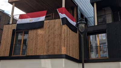 رفع العلم المصري على مبنى مقر البعثة في القرية الأولمبية بباريس