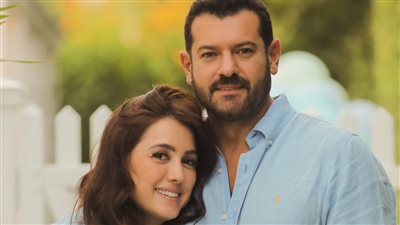 كندة علوش وزوجها يبحثان عن السعادة.. وعمرو يوسف: الواحد يسمع كلام مراته