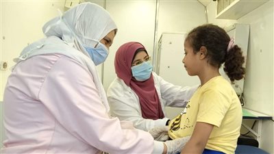 توقيع الكشف الطبى بالمجان على 3800 مواطن ضمن مبادرة حياة كريمة بالمنيا 