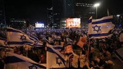 بالفيديو.. مواجهات بين مستوطنين مطالبين بعقد صفقة أسرى ومعارضين لها بتل أبيب