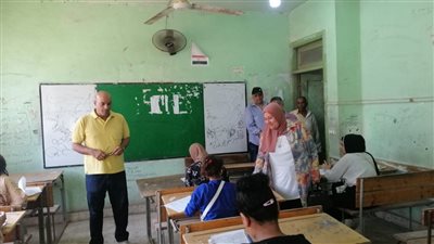 وكيل تعليم القاهرة: تنبيهات بصرف مستحقات العاملين أثناء تفقدها للجان امتحانات الدور الثاني 