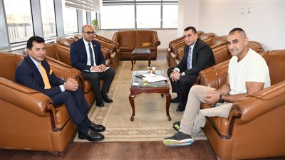 وزير الرياضة يبحث مع بطل التجديف استعداداته لدورة الألعاب البارالمبية