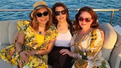 شاهد إلهام شاهين وماجدة الرومي في رحلة بحرية