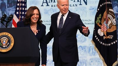 بعد تنحيه عن خوض انتخابات الرئاسة.. بايدن يرشح هاريس لمواجهة ترامب 