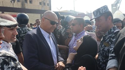 محافظ القليوبية يتفقد موقع حريق معرض بنها.. صور