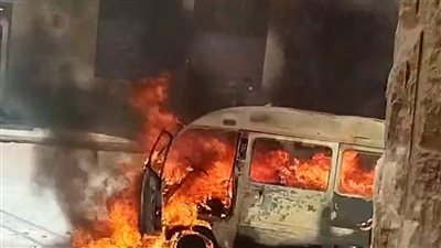 حريق يلتهم سيارة وسط الشارع في دار السلام بسوهاج (صور)