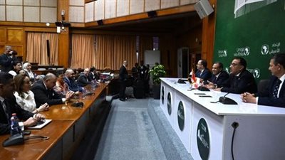 رئيس الوزراء يلتقي عددًا من المصريين العاملين في مؤسسات الاتحاد الإفريقي