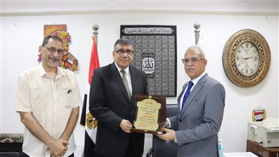 مدير منظومة التغذية المدرسية يكرم مدير «تعليم القاهرة»