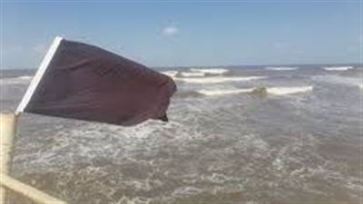 «رايات سوداء» بطول الشواطئ.. منع المصطافين من نزول البحر في بورسعيد 