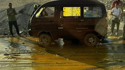 بالصور.. انقلاب سيارة نقل محملة بالمانجو بالطريق الدائري الأوسطي