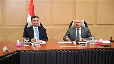 نائب رئيس الوزراء يناقش مع التموين مقترحات تيسير تداول وتوزيع الأقماح والسلع الغذائية