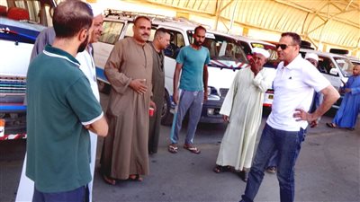 رئيس مدينة الأقصر يقود جولة تفقدية لمواقف سيارات السرفيس