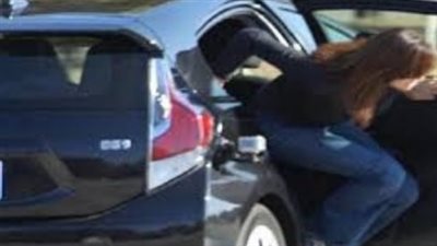 إصابة فتاة إثر قيامها بالقفز من سيارة تابعة لأحد التطبيقات الشهيرة بالجيزة 