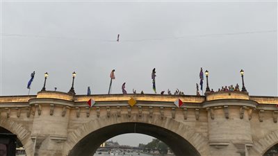 اللجنة المنظمة لأولمبياد باريس تستعين بلاعب أكروبات ويبهر الجميع بالعروض