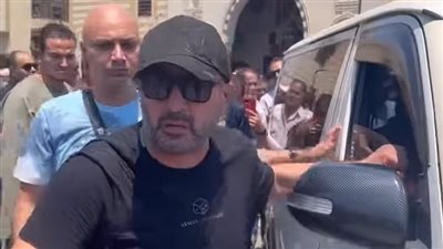 بعد غياب نجوم الفن.. الجمهور يشيد بـ«السقا» بعد حضوره جنازة محمد نصر