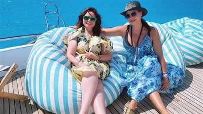 إلهام شاهين تحتفل بعيد ميلاد كارول سماحة على البحر.. صور