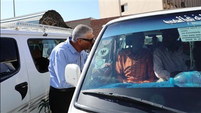 محافظ أسوان يتفقد محطات الوقود ومواقف السيرفيس