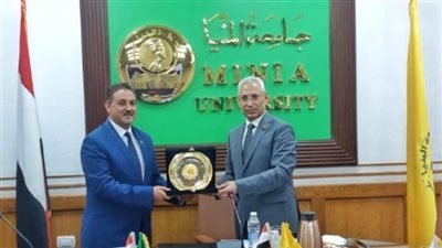 تفاصيل تكريم عميدي التربية الرياضية والآداب بجامعة المنيا