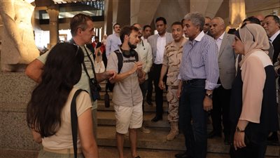 وزير السياحة والآثار يلتقي بمجموعة من الزائرين والسائحين الأجانب بالمتحف المصري الكبير