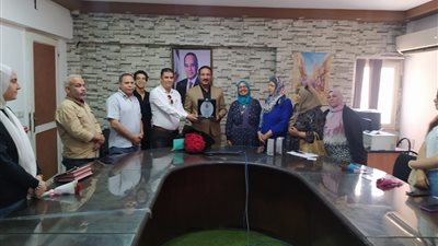 تكريم مدير تعليم الجيزة من طلاب الدفعة الأولى من�مبادرة رد الجميل�(صور)