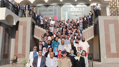 نقيب المعلمين يكرم مدير كلية الدفاع الوطني في تخريج دورة الأمن القومي