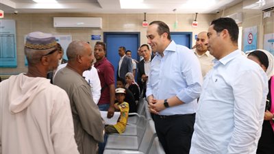 رئيس الرعاية الصحية يتفقد مستشفى أسوان التخصصي ويوجه بصرف مكافأة تشجيعية لمديرها