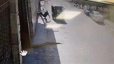 خلاف نسايب.. موظف ينهي حياة شاب أمام المارة بحلوان