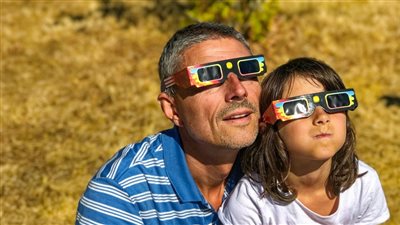 هل يمكن أن تصاب بالعمى وأنت تشاهد كسوف الشمس؟