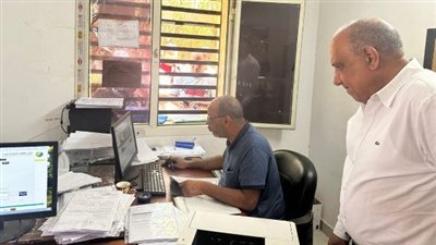 وزير الكهرباء يقف فى الطابور بين المواطنين للتقديم على خدمة تركيب عداد جديد (صور) 