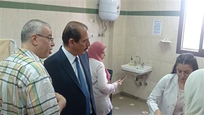 نائب وزير الصحة يوصي بتوفير جهاز قياس سكر بمركز طبي سراي القبة