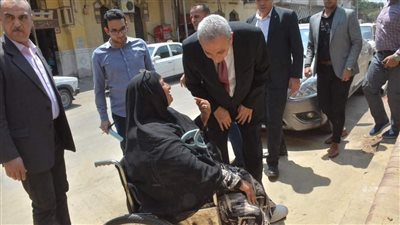في استجابة فورية.. محافظ الغربية يهدي مواطنة «كرسي كهربائي متحرك»