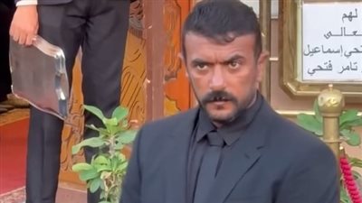 أحمد العوضي يستقبل العزاء في منتجي سينرجي.. صور