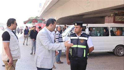 محافظ دمياط يشن حملة صباحية على مواقف السيارات 