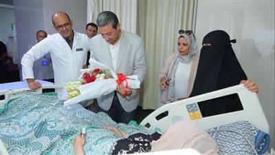 محافظ دمياط يزور فتاة تعرضت لحادث مروري 