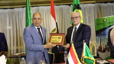 محافظ المنيا يشارك في احتفالية تكريم أوائل مزارعي بنجر السكر 