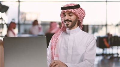 هام للمصريين العاملين في السعودية.. تعديلات ثورية في نظام العمل بالمملكة