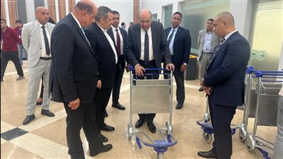 جوالات ميدانية مستمرة يجريها وزير الطيران المدني بكافة مواقع العمل 