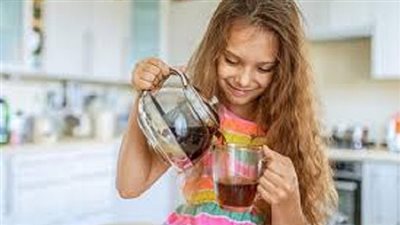  منها ارتفاع ضغط الدم.. أضرار شرب الأطفال للشاي الأسود