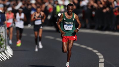كان خارج الأولمبياد.. الإثيوبي تولا يفوز بذهبية ماراثون الرجال ويحطم الرقم الأولمبي