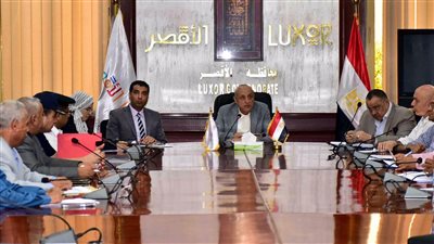 محافظ الأقصر يعقد اجتماعًا لمتابعة مشروعات قرى حياة كريمة