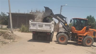 استمرار حملات النظافة ورفع المخلفات والأتربة من شوارع أرمنت غرب الأقصر 