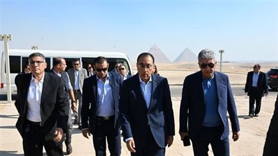 رئيس الوزراء يتفقد أعمال تطوير مدخل المنطقة الأثرية بهضبة الأهرام (صور)