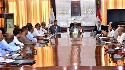 محافظ الأقصر يلتقي مع مستثمري المنطقة الصناعية لحل المعوقات الاستثمارية