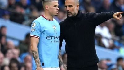 من ضمنهم نادى لاعب منتخب مصر.. 3 عروض لنجم مانشستر سيتي