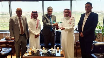 وزير السياحة والآثار يبحث مع الرئيس التنفيذي لمجموعة طيران ناس تعزيز التعاون لجذب الحركة السياحية 