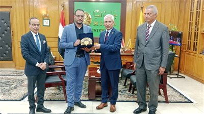 رئيس جامعة المنيا يجتمع بمديري المستشفيات ونوابهم الجُدد للارتقاء بجودة الخدمات الطبية 