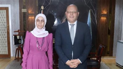 رئيس جامعة سوهاج يكرم الأولى بالثانوية مكفوفين ويحقق حلمها بالالتحاق بكلية الآداب