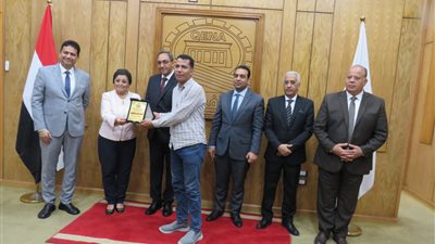 نائب وزير الصحة يكرم رؤساء 3 أقسام نساء وتوليد بقنا